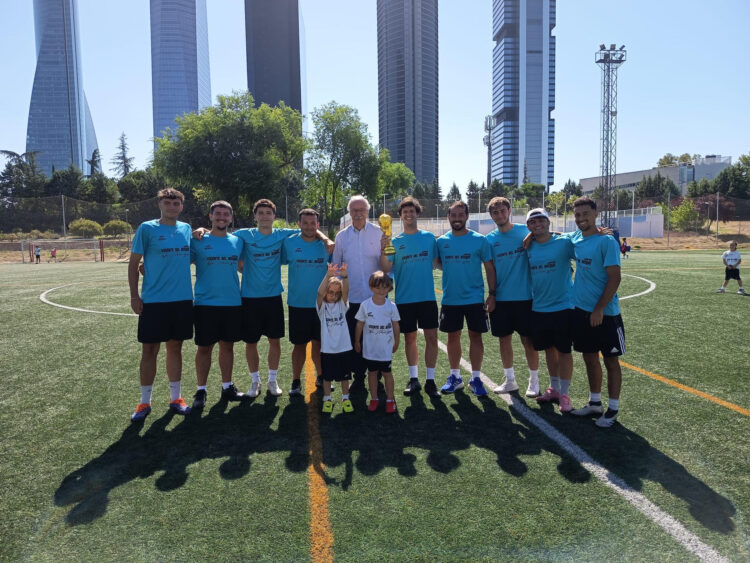El exseleccionador de España de fútbol masculino Vicente del Bosque posa este viernes en Madrid con una réplica de la Copa del Mundo conquistada hace 15 años en el Mundial de Sudáfrica 2010. EFE/ Campus Vicente Del Bosque (Sólo uso editorial)