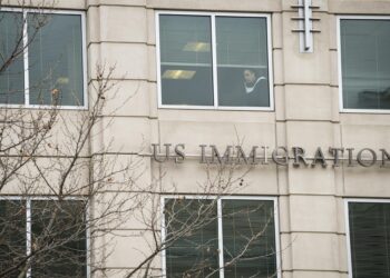 Denuncian condiciones en que están detenidos inmigrantes en edificio federal en Nueva York