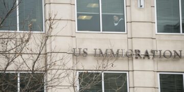 Denuncian condiciones en que están detenidos inmigrantes en edificio federal en Nueva York