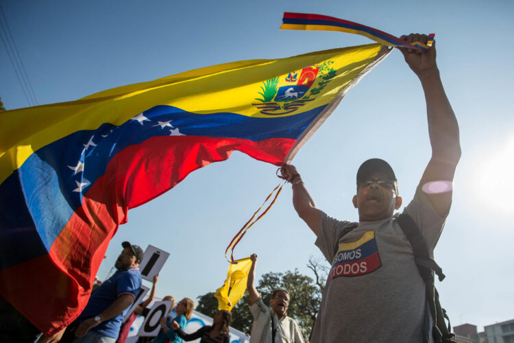 Fotografía de archivo de un grupo de copartidarios de la formación política opositora venezolana Primero Justicia (PJ), al protestar, en Caracas (Venezuela). EFE/Miguel Gutiérrez