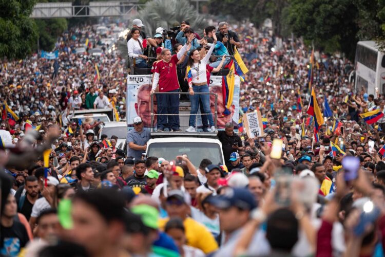 Fotografía de archivo de la líder opositora María Corina Machado (c-d) junto al candidato presidencial Edmundo González Urrutia (c-i) saludando a seguidores en Caracas (Venezuela). EFE/ Ronald Peña R