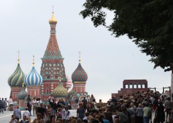 Rusos acuden en masa al mausoleo de Lenin entre rumores de que será último día de visita