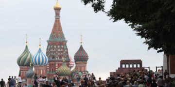 Rusos acuden en masa al mausoleo de Lenin entre rumores de que será último día de visita