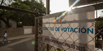 Abren los centros de votación para comicios municipales y consulta popular en Venezuela