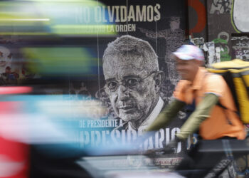 El expresidente colombiano Álvaro Uribe es condenado a doce años de prisión domiciliaria