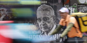 El expresidente colombiano Álvaro Uribe es condenado a doce años de prisión domiciliaria