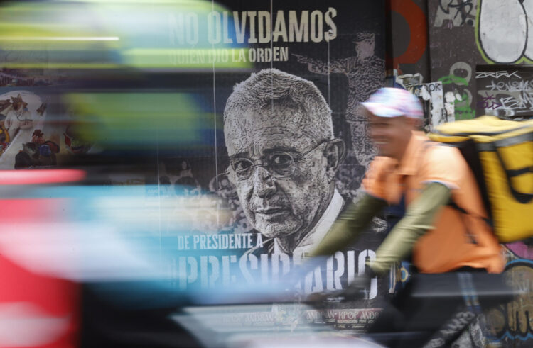 Un cartel en contra del expresidente colombiano entre 2002 y 2010, Álvaro Uribe, fue captado el pasado 30 de julio, en Bogotá (Colombia). EFE/Mauricio Dueñas