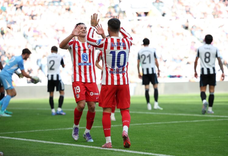 Julián Alvarez y Baena, tras combinar en el gol del 0-1. EFE/EPA/ADAM VAUGHAN