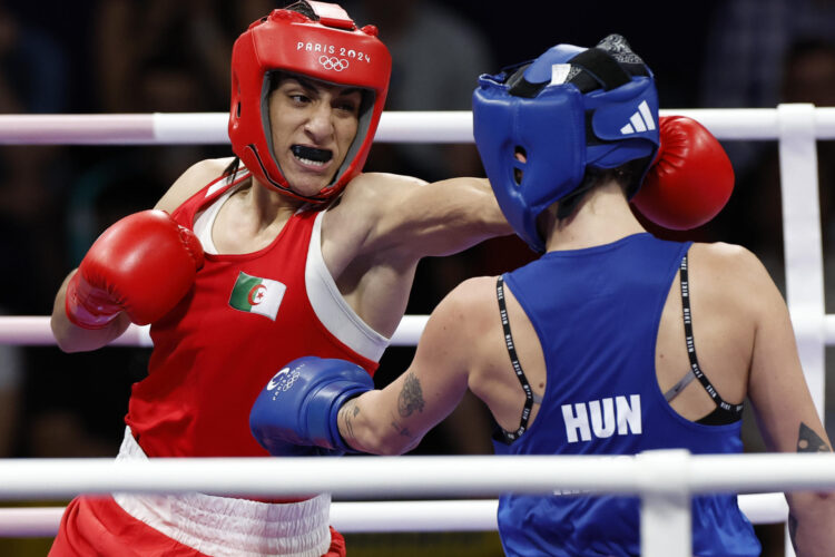La boxeadora argelina Imane Khelif (rojo) ante la húngara Anna Luca Hamori (azul) durante el combate de cuartos de final , categoría 66kg, de los Juegos Olímpicos de París 2024. EFE/ Miguel Toña