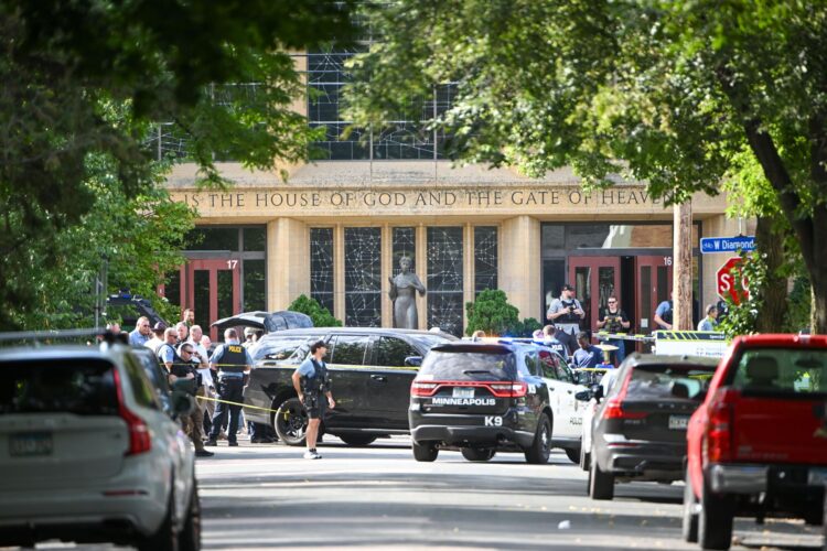 La policía responde a un tiroteo en la Escuela Católica Annunciation en Minneapolis, Minnesota, EE. UU. EFE/Craig Lassig