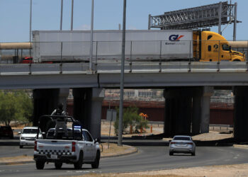 Camioneros inmigrantes en EEUU temen más restricciones tras suspensión de visas de Trump