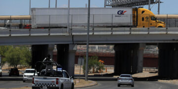 Camioneros inmigrantes en EEUU temen más restricciones tras suspensión de visas de Trump