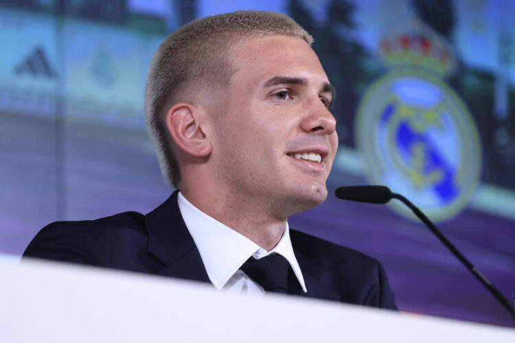 El extremo argentino Franco Mastantuono, durante su presentación como nuevo jugador del Real Madrid, en una foto de archivo. EFE/Pablo R. Seco