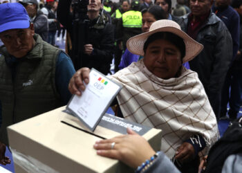 Bolivia acude a las urnas en medio de denuncias de campaña sucia y el llamado a votar nulo