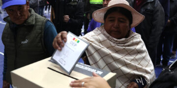 Bolivia acude a las urnas en medio de denuncias de campaña sucia y el llamado a votar nulo