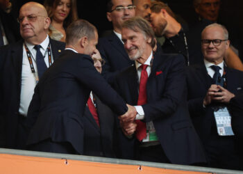 El Manchester United, 240 millones en fichajes y 450 despidos