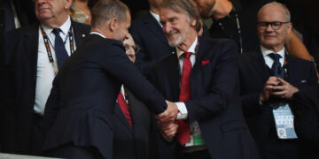 El Manchester United, 240 millones en fichajes y 450 despidos