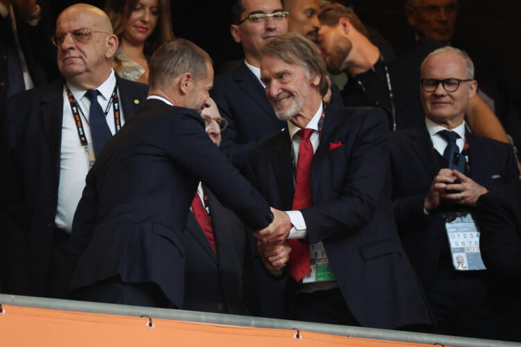 Fotografía de Luis Tejido, en la que puede verse en una imagen de archivo del 21 de mayo de 2025 al propietario del Manchester United Jim Ratcliffe (2d). EFE