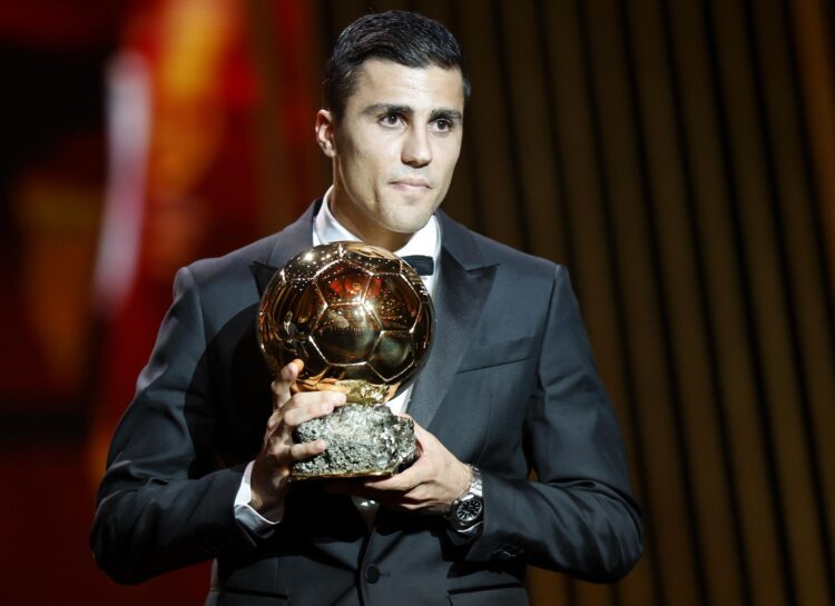 El futbolista español del Manchester City, Rodri Hernández, con el Balón de Oro que logró en 2024. EFE/EPA/MOHAMMED BADRA