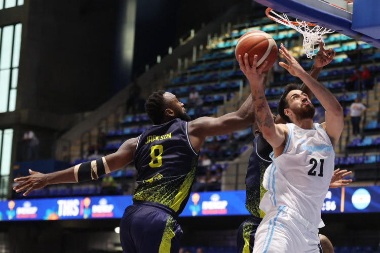 Juan Fernández (d), de Argentina, disputa el balón con Michaell Jackson, de Colombia, en el partido de la FIBA AmeriCup 2025, en Managua (Nicaragua). EFE/STR