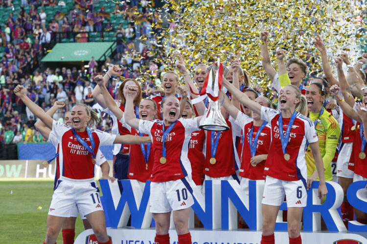 Fotografía de Toni Albir, en la que puede verse en una imagen de archivo del 24 de mayo de 2025 a las jugadoras del Arsenal tras ganar la final de la Liga de Campeones femenina ante el Barcelona en Lisboa. EFE