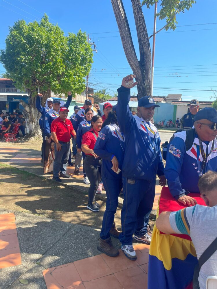 Fila de voluntarios para inscribirse en el alistamiento de la Milicia Bolivariana