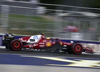 Hamilton: «Soy un completo inútil, quizás Ferrari necesita cambiar de piloto»