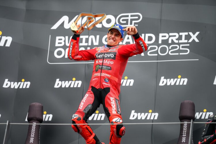 El español Marc Márquez (Ducati Desmosedici GP25) celebra la victoria en Austria. EFE/EPA/MAX SLOVENCIK