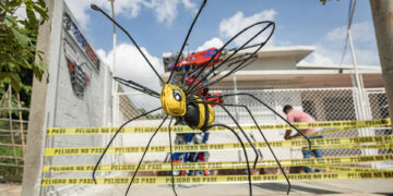 Un zuliano convierte la chatarra en esculturas como una forma de recoger la basura