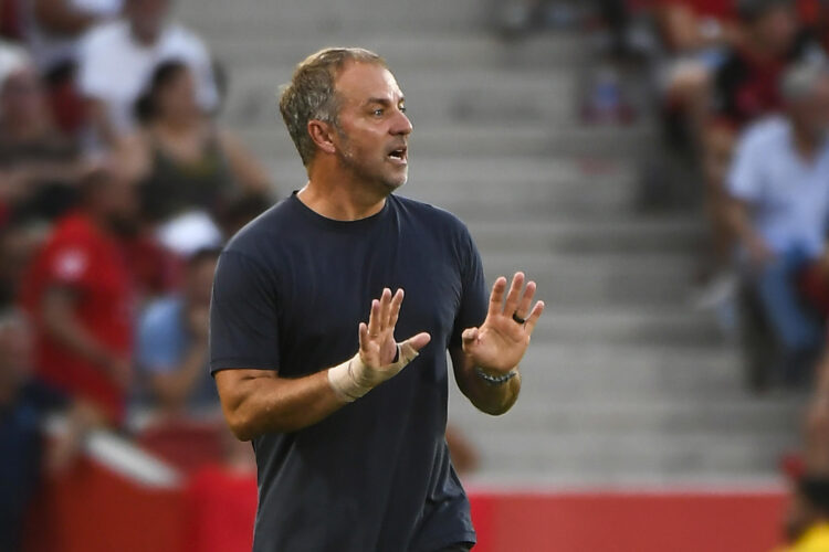 El entrenador del Barcelona, Hansi Flick, durante el partido de la primera jornada de LaLiga EA Sports, entre el RCD Mallorca y el FC Barcelona, en el estadio de Son Moix de Palma de Mallorca. EFE/Miquel A. Borrás