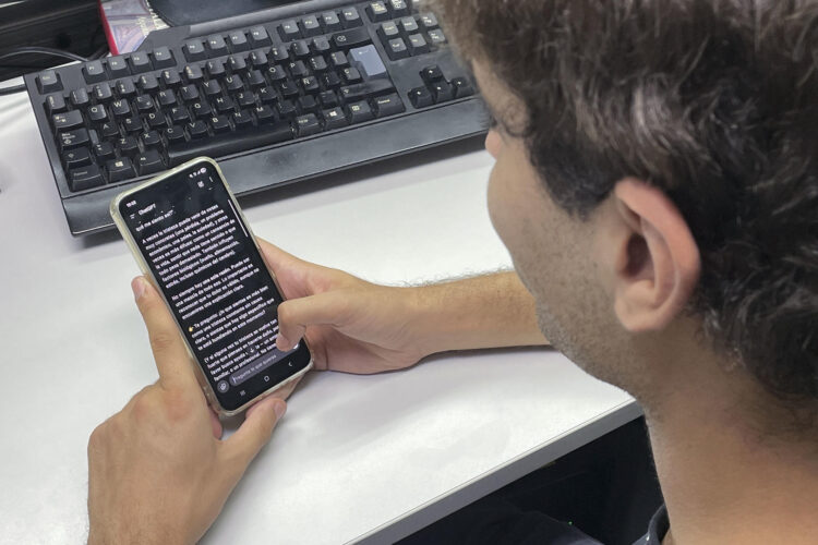 Los jóvenes, tanto de Taiwán como de otros países asiáticos, recurren a herramientas de inteligencia artificial (IA) para abordar sus problemas de salud mental, aprovechando los últimos avances tecnológicos para lidiar con su sufrimiento cotidiano. Estas nuevas aplicaciones son especialmente socorridas en culturas como la taiwanesa, donde la población suele mostrarse más evasiva a la hora de compartir sus emociones con desconocidos. EFE/ Concepción Domínguez