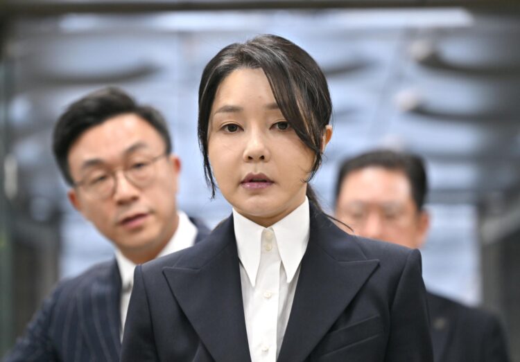 La ex primera dama de Corea del Sur, Kim Keon Hee, esposa del ex presidente surcoreano destituido Yoon Suk Yeol, llega a un tribunal para asistir a una audiencia para revisar su orden de arresto solicitada por fiscales especiales en el Tribunal del Distrito Central de Seúl en Seúl, Corea del Sur, el 12 de agosto de 2025. EFE/EPA/JUNG YEON-JE / POOL