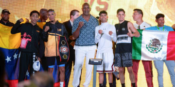 El legendario Evander Holyfield y otras figuras del boxeo animan velada en Caracas