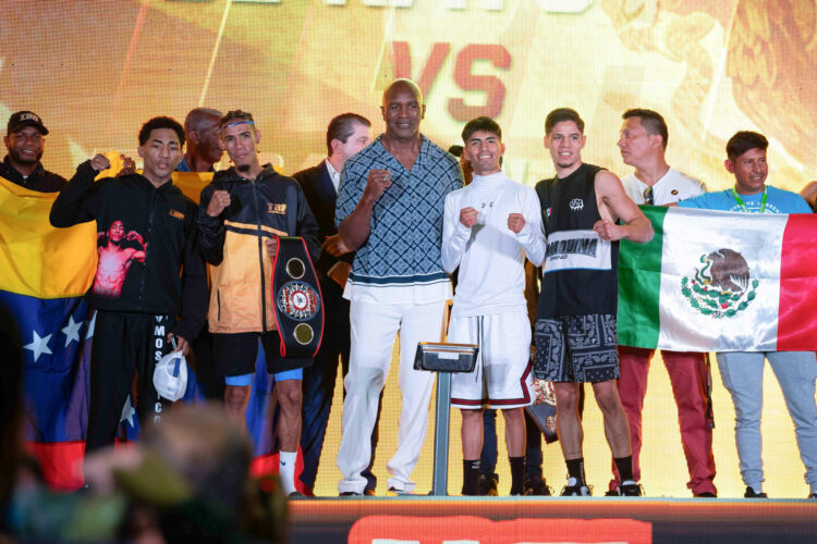 El legendario exboxeador estadounidense Evander Holyfield (c) participó este viernes en Caracas en la ceremonia de pesaje previa a la cartelera de exhibición en Caracas, en la que participaron figuras como el siete veces campeón mundial Jorge 'el Travieso' Arce y el monarca del peso superpluma Emanuel 'el Vaquero' Navarrete. EFE/ Ronald Peña R
