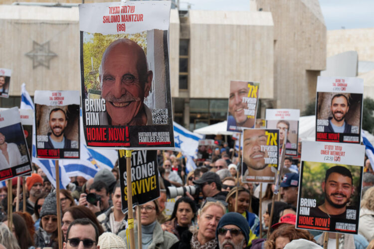 Concentración en la plaza de los rehenes de Tel Aviv en respaldo a los rehenes liberados el 22 de febrero de 2025. EFE/Magda Gibelli