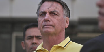 Bolsonaro recibió la «sugerencia» de pedir asilo a Argentina pero no aceptó, dice defensa