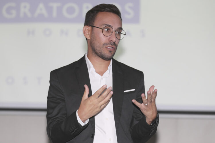 El jefe de la Unidad de Soporte a Programas de la Organización Internacional para las Migraciones (OIM), Ismael Cruceta, habla en un evento este miércoles, en Tegucigalpa (Honduras). EFE/ Gustavo Amador