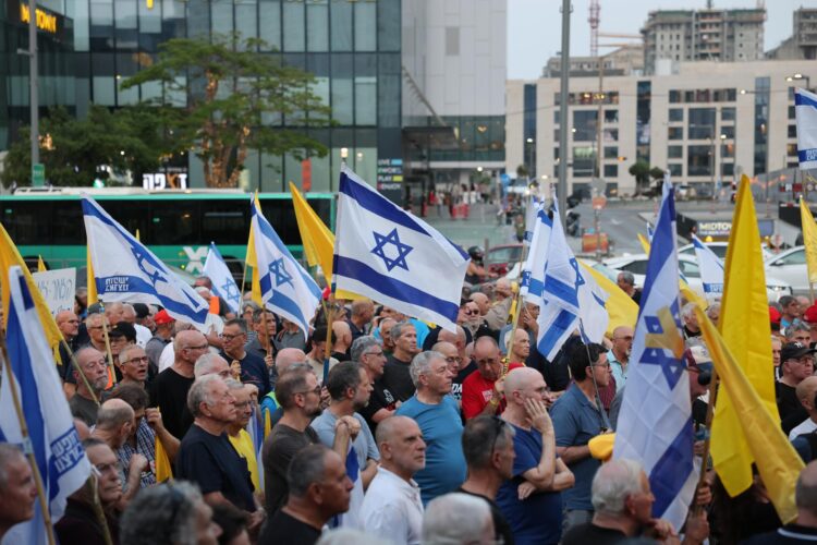 Reservistas y pilotos retirados de la Fuerza Aérea de Israel fueron captados este martes, 12 de agosto, al exigir el final de la guerra y el retorno de los rehenes en manos de Hamás, frente a la sede militar de Kirya, en Tel Aviv (Israel). EFE/Abir Sultan