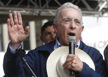 Condena a Uribe agranda la polarización política en Colombia y la extiende a la Justicia