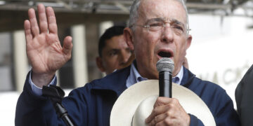 Condena a Uribe agranda la polarización política en Colombia y la extiende a la Justicia