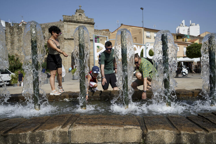 Una familia se refresca en una fuente en Plasencia (oeste de España), este martes. EFE/Eduardo Palomo