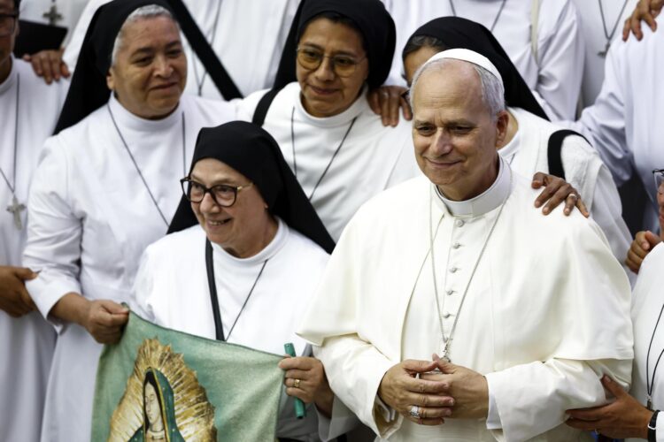 El papa León XIV (R) posa con monjas durante la audiencia general semanal en el Aula Pablo VI, Ciudad del Vaticano, 13 de agosto de 2025. (Papa) 
EFE/EPA/ANGELO CARCONI