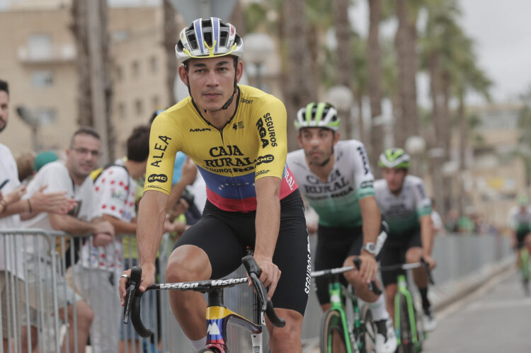 Fotografia de Manuel Bruque en la que puede verse una foto de archivo del 3 de julio de 2023 del venezolano Orluis Aular (ProTeam Caja RuralSeguros RGA), antes de la novena etapa de la Vuelta a España en Cartagena.