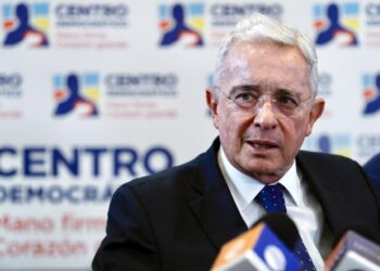 Defensa pide a la Justicia que Uribe siga libre mientras se resuelve apelación a condena
