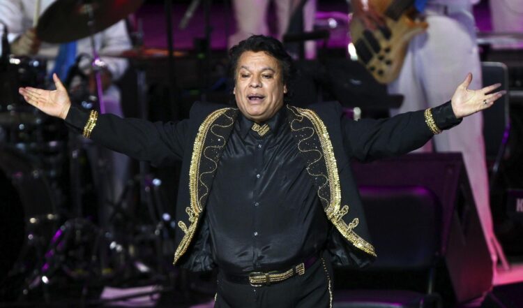 Fotografía de archivo del cantante mexicano Juan Gabriel durante un concierto en el Auditorio Telmex de Guadalajara (México). EFE/Ulises Ruiz Basurto
