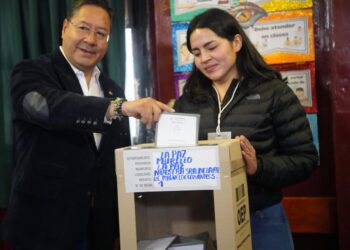 El presidente Luis Arce emite su voto y asegura un «transito democrático» en Bolivia