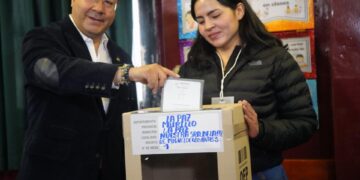El presidente Luis Arce emite su voto y asegura un «transito democrático» en Bolivia