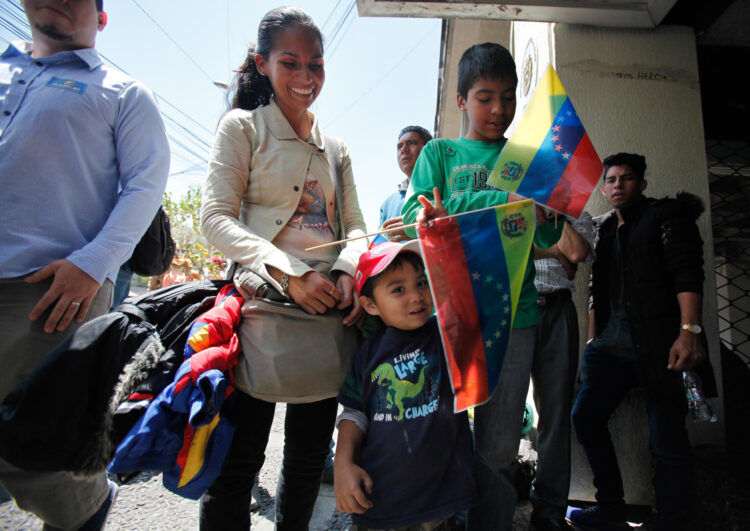 Fotografía de archivo de un grupo de migrantes venezolanos en Quito (Ecuador). EFE/José Jácome