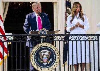 Melania Trump presenta un proyecto para introducir la IA en los colegios
