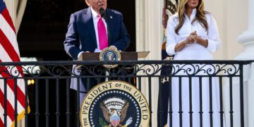 Melania Trump presenta un proyecto para introducir la IA en los colegios